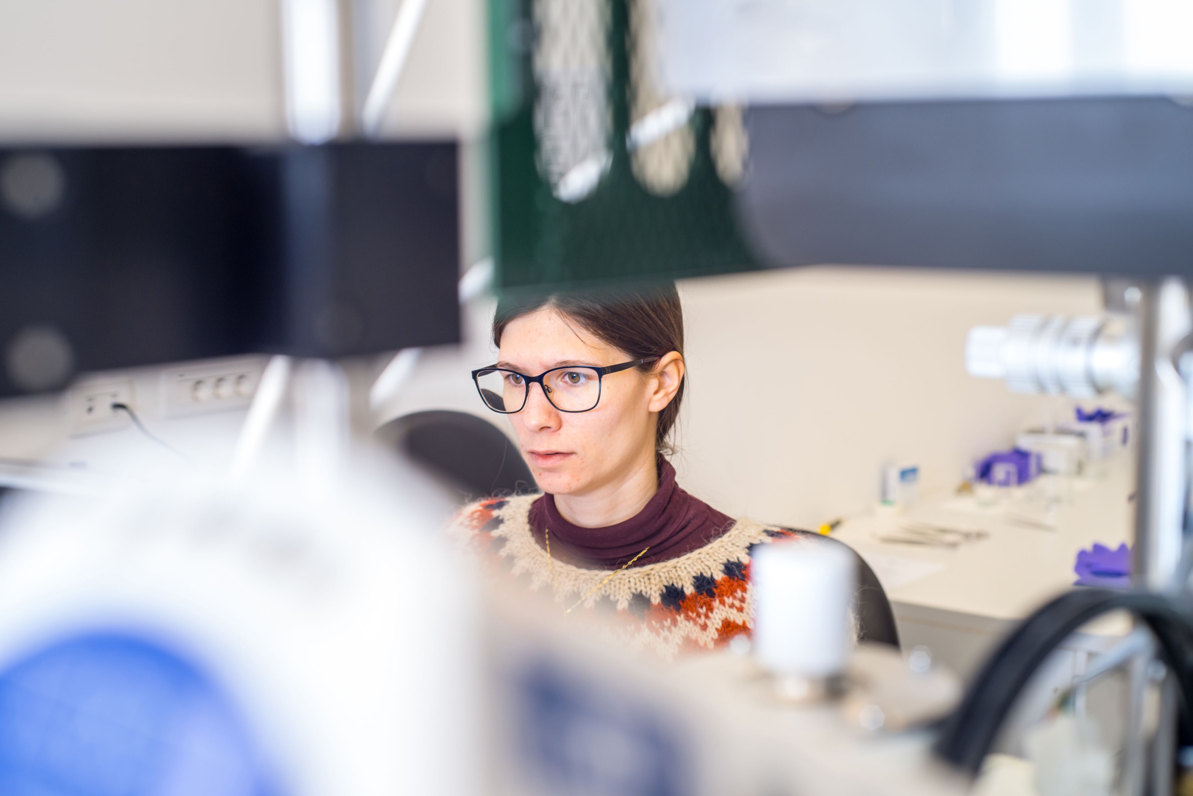 Female scientist working in laboratory.